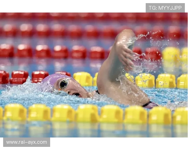 李冰洁强势领跑1500米自由泳决赛，展现顶尖实力